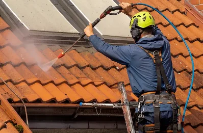 Démoussage et hydrofuge de toiture à Valla-en-Gier
